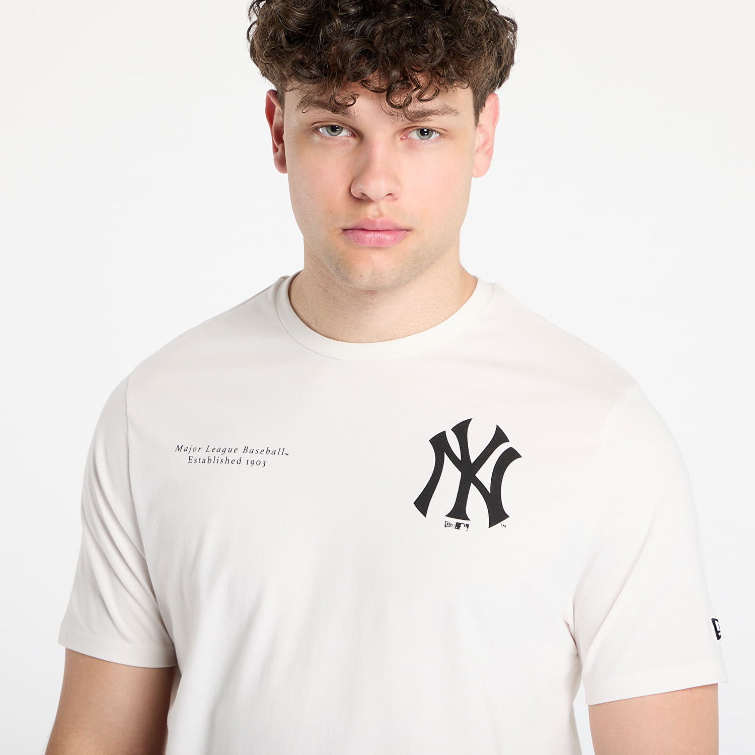Tričko New Era New Era New York Yankees Arch Graphic Regular Tee Biela | 60667714, 1