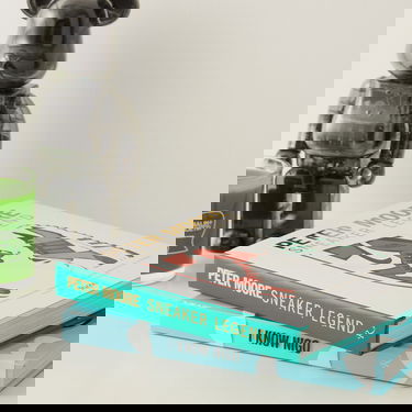 Kniha a časopis Rizzoli Peter Moore: Sneaker Legend by Jason Coles/Jacques Chassaing/Tinker Hatfield Biela | 9780847835430, 5