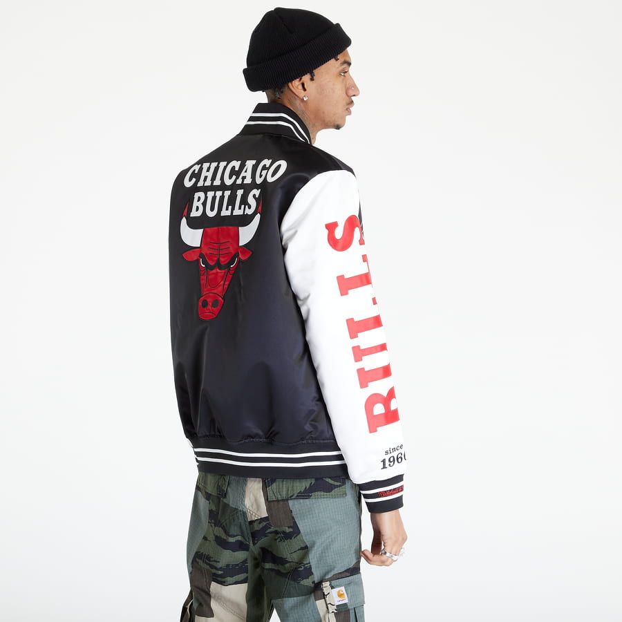 Bomber bunda Mitchell & Ness Team Origins Varsity Satin Chicago Bulls Jacket/ White Čierna | OJBF4854-CBUYYPPPBKWH, 1