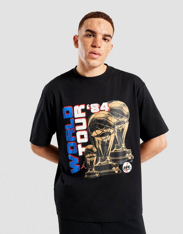 Tričko Jordan World Tour '84 Basketball Trophies Graphic Short Sleeve Crew Neck T-Shirt Čierna | HV3899-010, 1