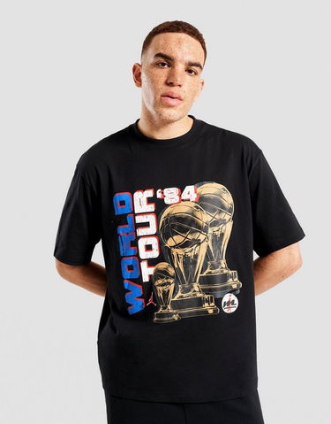 Tričko Jordan World Tour '84 Basketball Trophies Graphic Short Sleeve Crew Neck T-Shirt Čierna | HV3899-010, 1