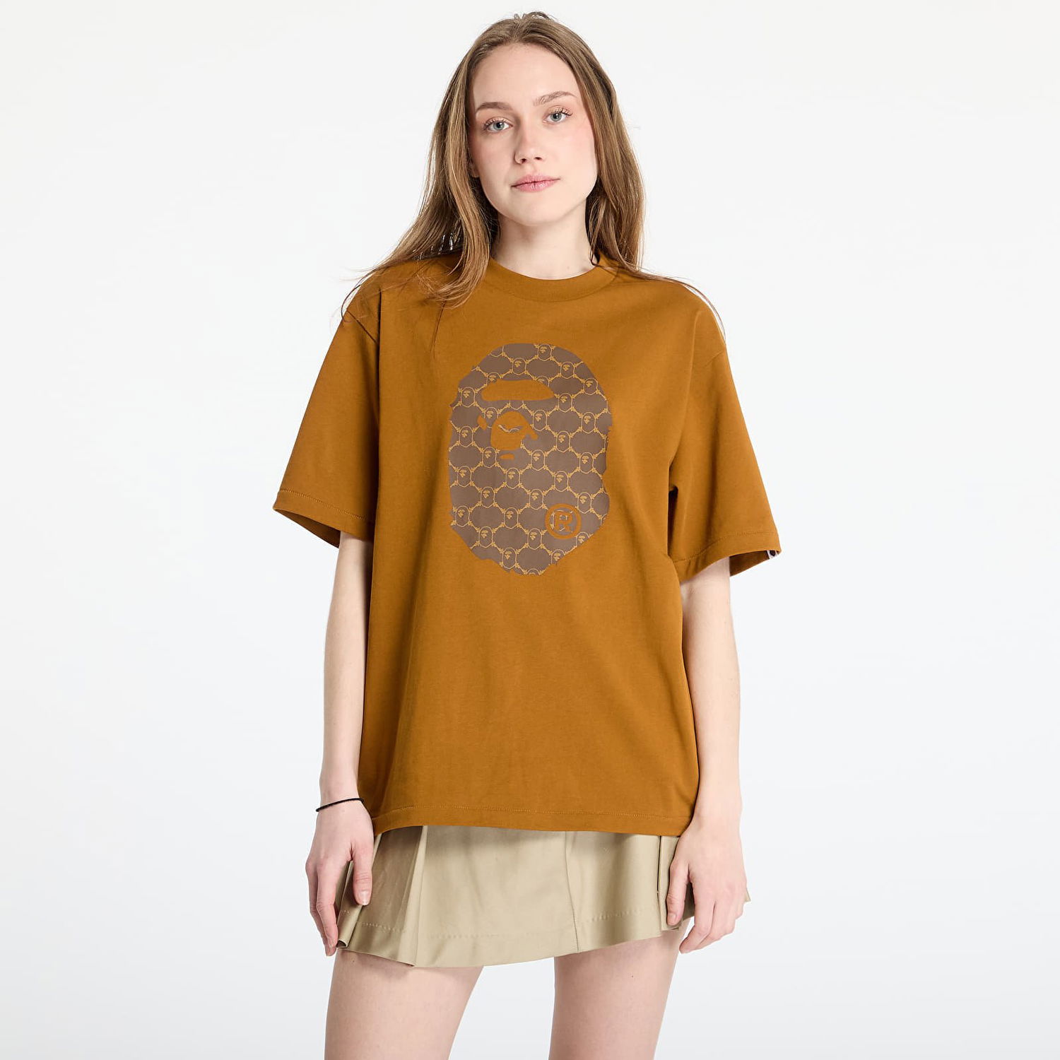 Tričko BAPE A BATHING APE College Monogram Ape Head Relaxed Fit T-Shirt Hnedá | 001TEL301334MBEI, 0