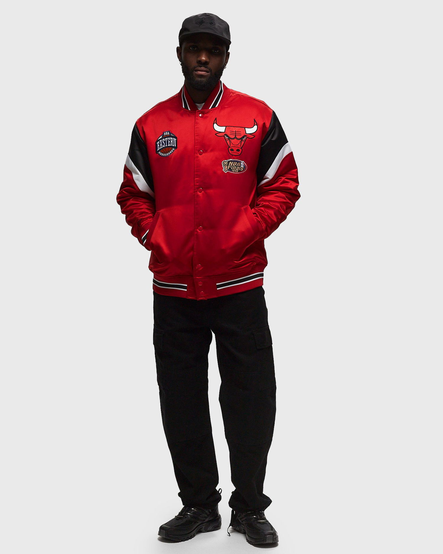Bomber bunda Mitchell & Ness NBA HEAVYWEIGHT SATIN JACKET CHICAGO BULLS Červená | OJBF5516-CBUYYPPPSCAR, 1