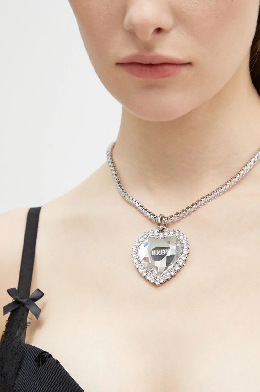 Náhrdelník VETEMENTS VETEMENTS Crystal Heart Pendant Necklace Metalická | UA66NE120W