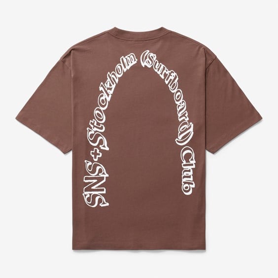 Tričko Stockholm (Surfboard) Club Arch T-shirt x Sns Hnedá | SNSAU1B30