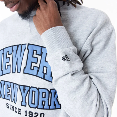 Mikina New Era New Era New York Arch Graphic Sweatshirt Šedá | 60435409-60435409, 2