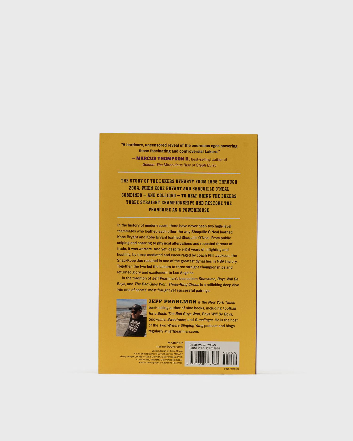 Kniha a časopis gestalten Three-Ring Circus - Kobe, Shaq, Phil, And The Crazy Years Of The Lakers Dynasty" By Jeff Pearlman Žltá | 9780358627968, 1