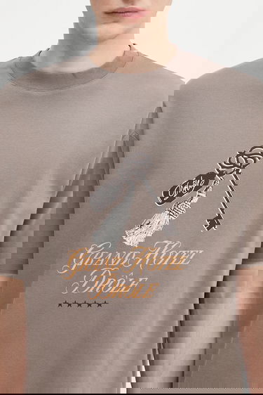 Tričko Drôle de Monsieur Drôle de Monsieur Le Tshirt Grand Hotel Graphic T-Shirt Hnedá | H.TS261.CO002, 3