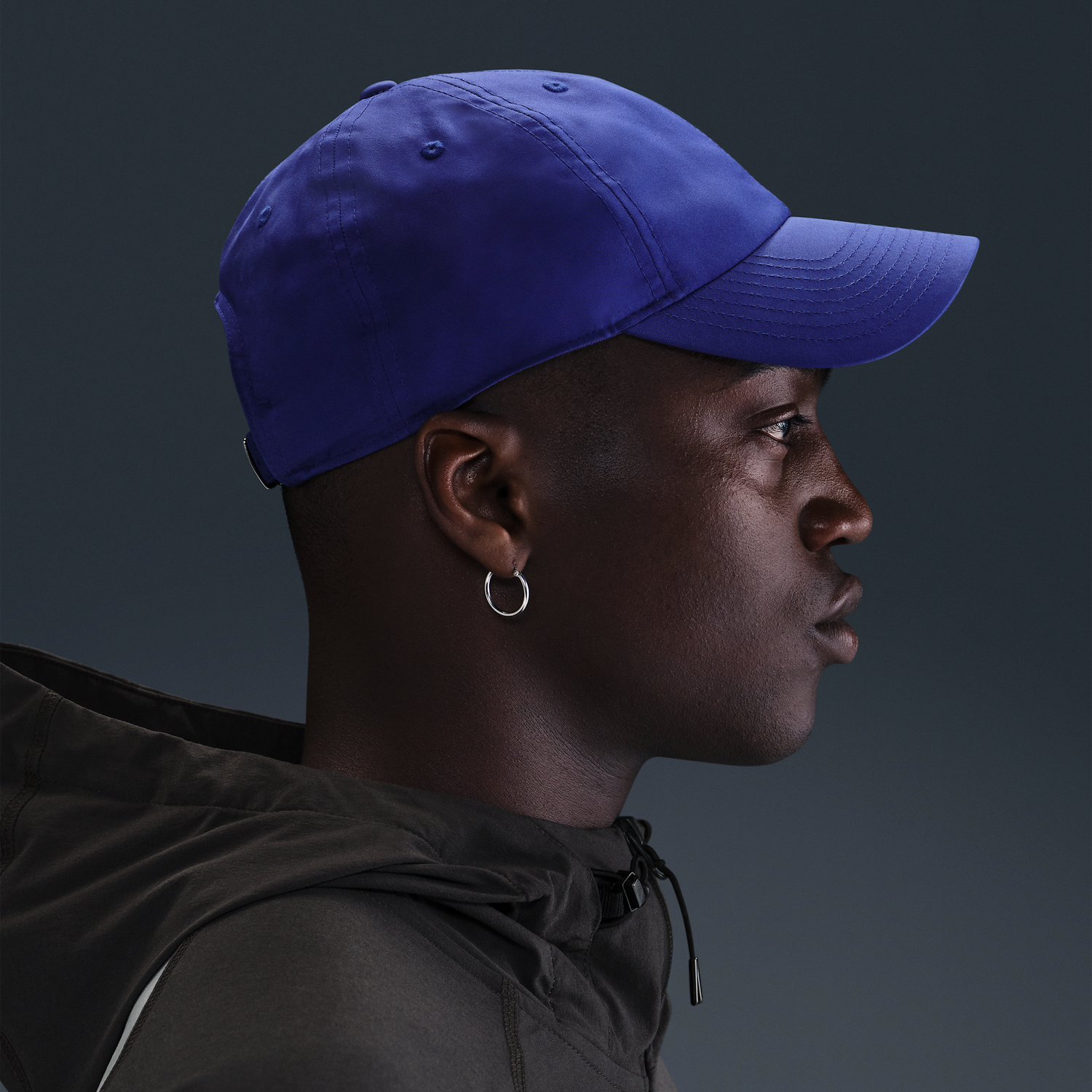 Šiltovka Nike Dri-FIT Club Unstructured Cap with Metal Swoosh Logo Modrá | FB5372-539, 1