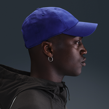 Šiltovka Nike Dri-FIT Club Unstructured Cap with Metal Swoosh Logo Modrá | FB5372-539, 1