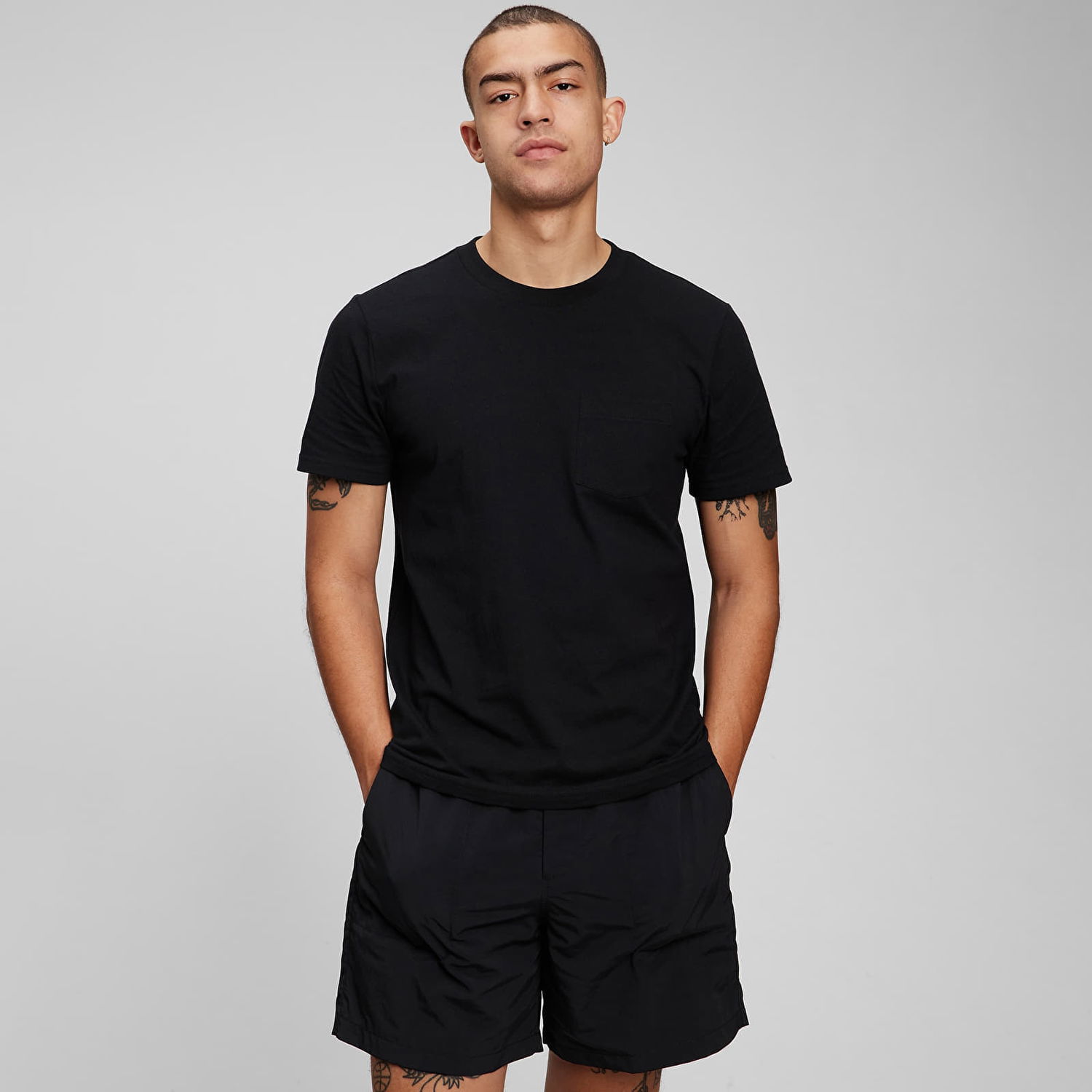 Tričko GAP Basic Pocket Tee True Black V2 Čierna | 878111-20, 0