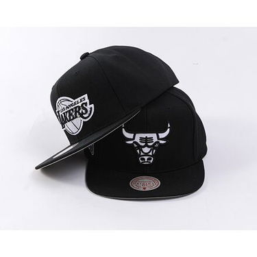 Šiltovka Mitchell & Ness Black & White Bulls Snapback Cap Čierna | HS8547-CBUBLCK, 3