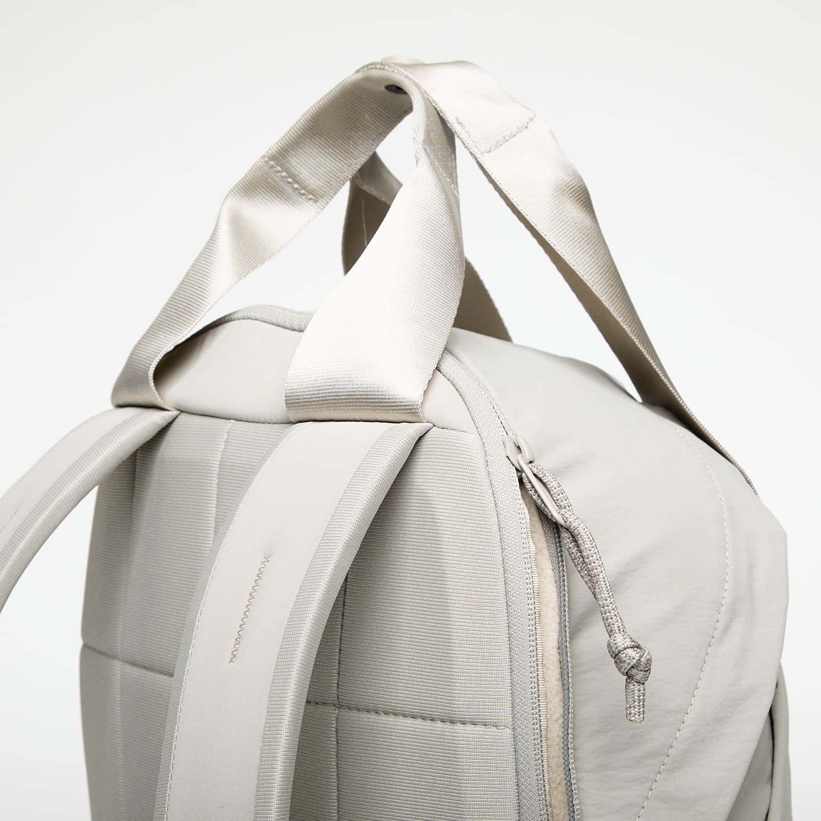 Never Stop Daypack Clay Grey 20 l