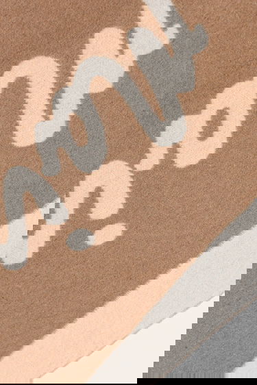 Šál MAISON KITSUNÉ Scarf with wool blend Handwriting Béžová | PM06202WB0038, 2