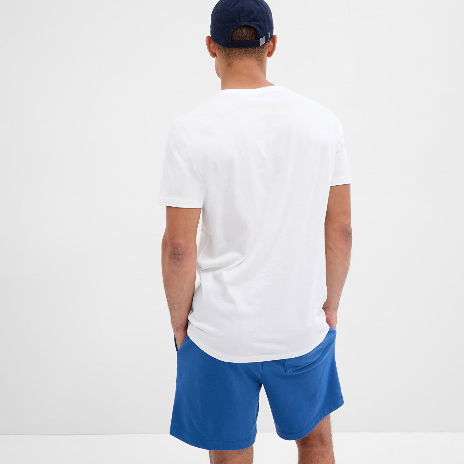 Tričko GAP Micro Logo Vee Neck Tee White V2 Global Biela | 753771-00, 1