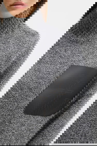 Sveter JW Anderson JW Anderson Turtleneck Wool Blend Sweater with Leather Patch Pocket Šedá | KW1292.YN0367, 3