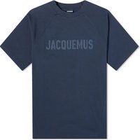 Tričko Jacquemus Typo T-Shirt Navy | 24E245JS212-2031-390, 1
