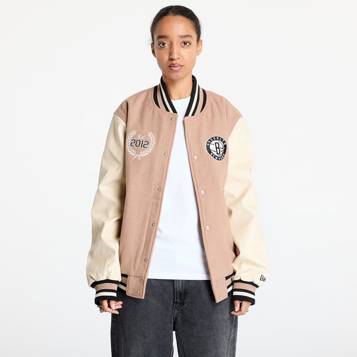 Bomber bunda New Era Lifestyle Beige Varsity Jacket Béžová | 60574502, 1