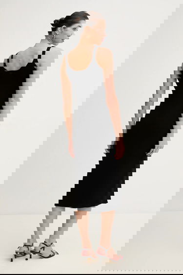 Šaty Lacoste Lacoste Midi Knit Dress with V-Neck and Slit Čierna | EF9270, 2