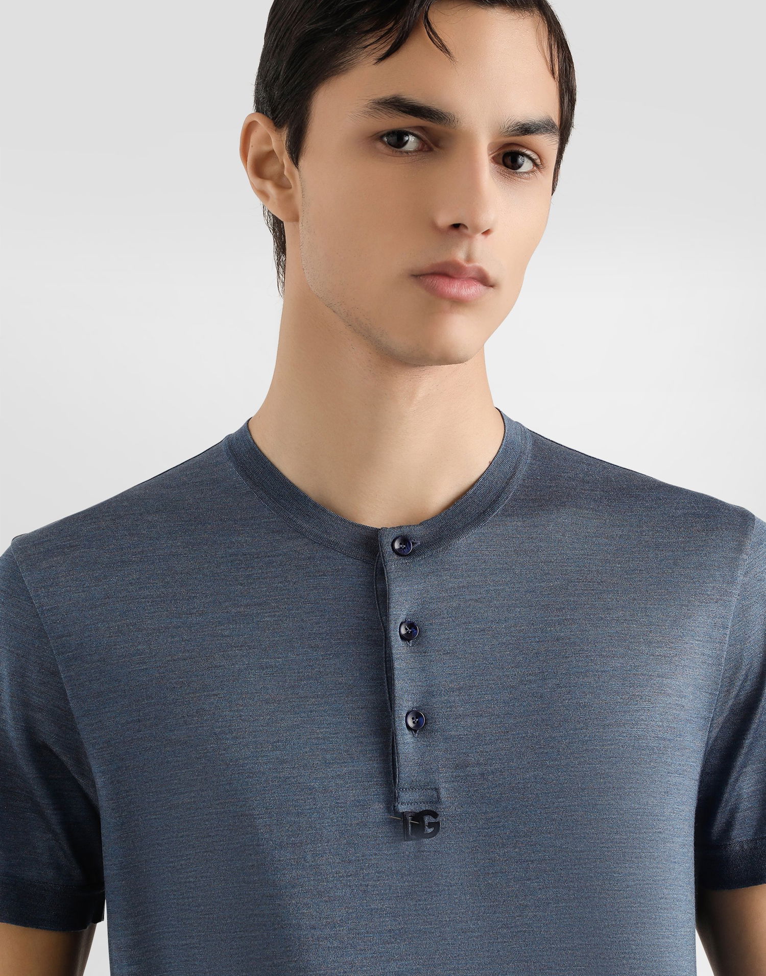 Tričko Dolce & Gabbana Dolce & Gabbana Silk Grandad-Neck T-Shirt with Embroidery Modrá | G8QK3ZG7PGOS8284, 1
