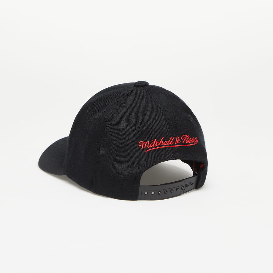Šiltovka Mitchell & Ness NBA Team Logo Snapback Chicago Bulls Čierna | HHSSINTL1245-CBUBLCK, 1
