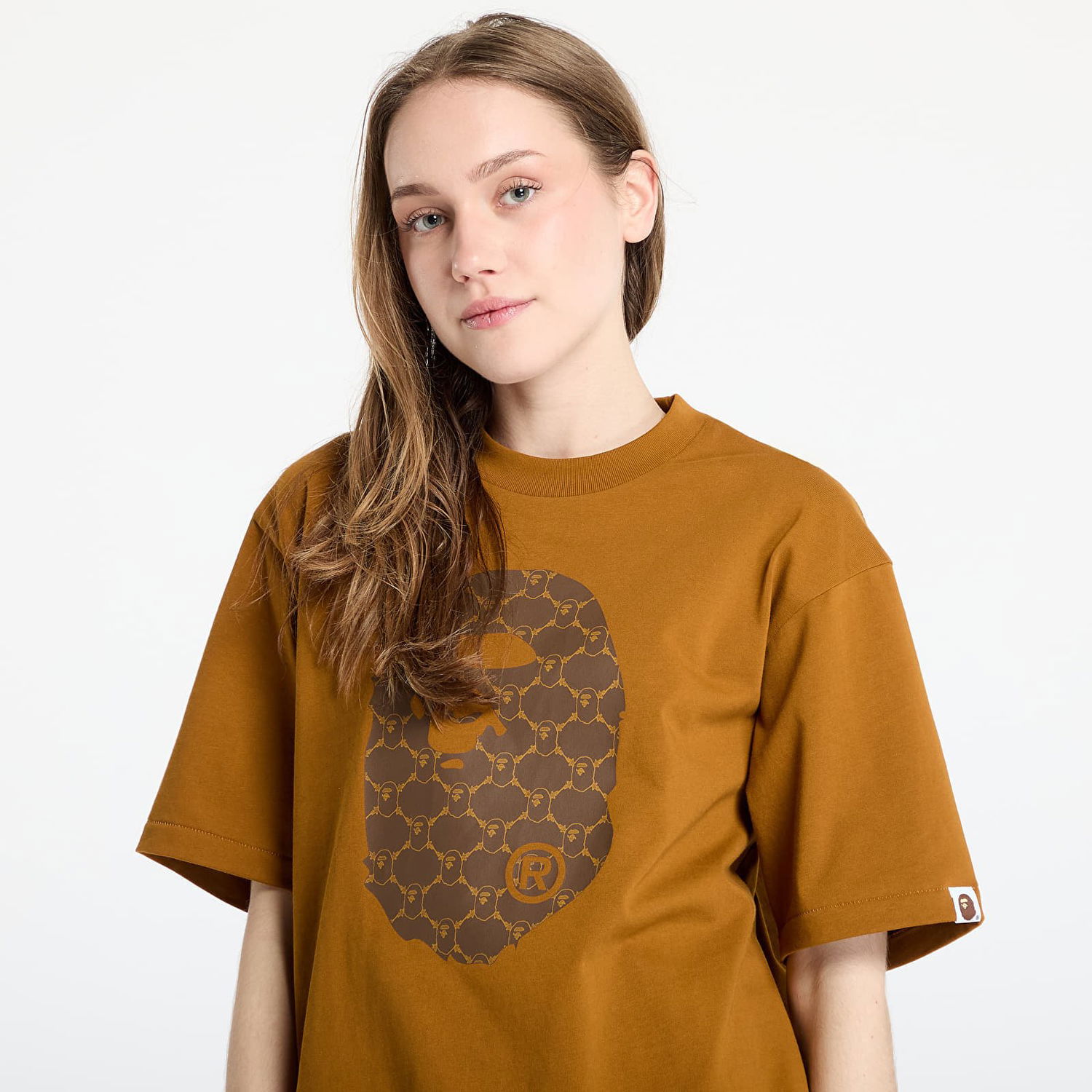 Tričko BAPE A BATHING APE College Monogram Ape Head Relaxed Fit T-Shirt Hnedá | 001TEL301334MBEI, 1