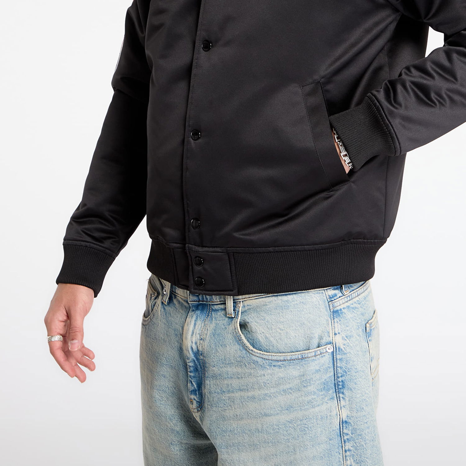 Bomber bunda Mitchell & Ness Blackout Heavyweight Satin Jacket Chicago Bulls NBA Čierna | JK15027-CBUBLCK, 1