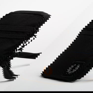 Taška cez rameno Fred Perry Fred Perry Nylon Badge Small Side Bag Čierna | L1194 102, 2