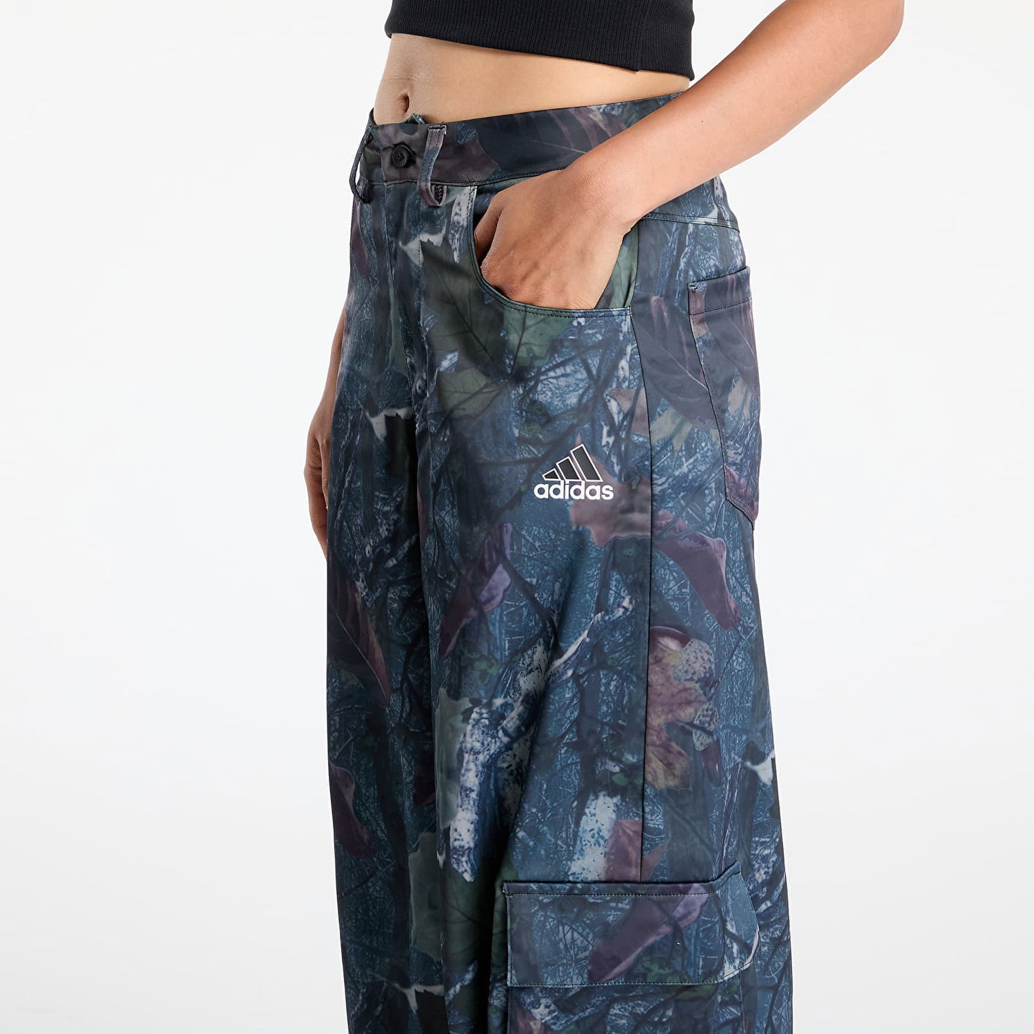 Cargo nohavice adidas Originals adidas Originals Leaf Camo Print Satin Cargo Joggers Modrá | KE3741, 1