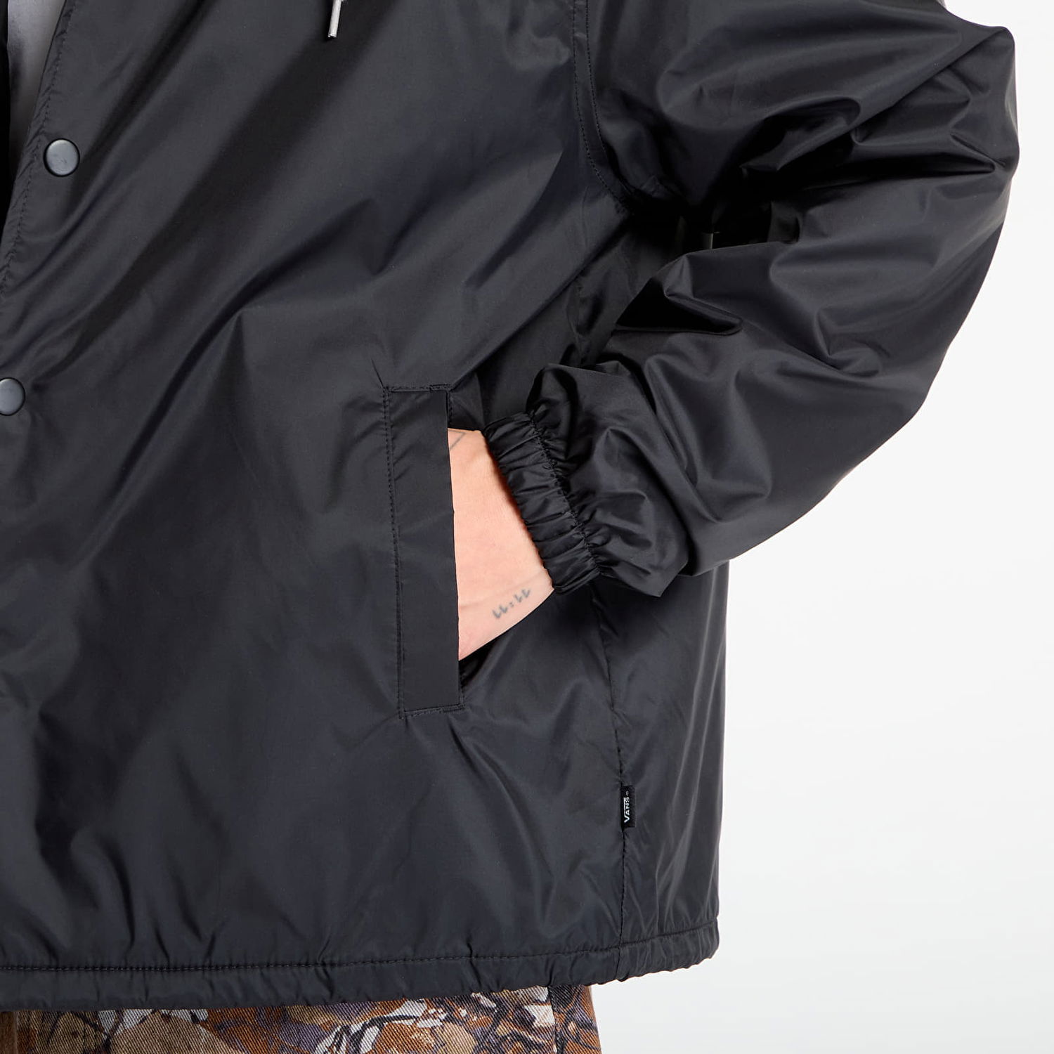 Bunda Vans Riley Hooded Coaches Jacket Čierna | VN000P75BLK, 1
