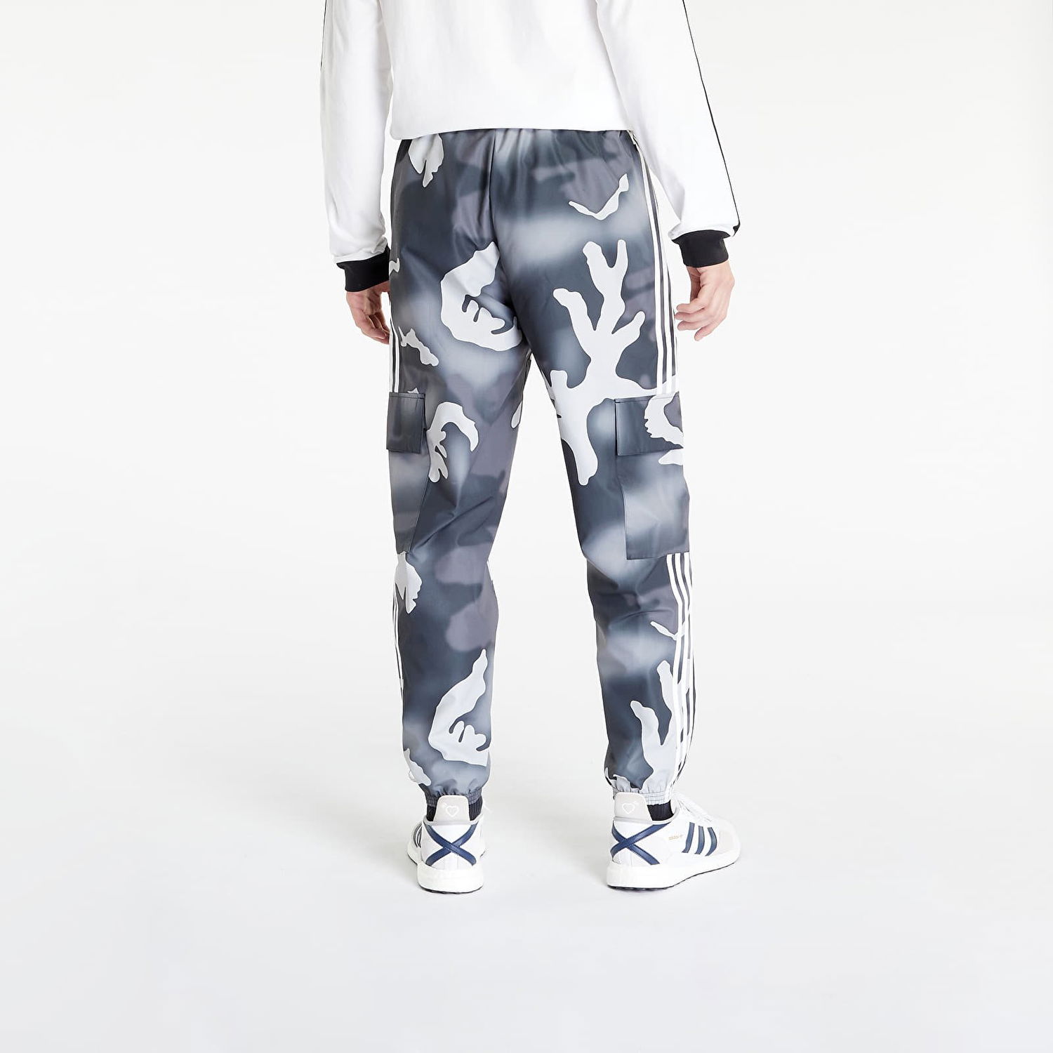 Cargo nohavice adidas Originals Camo Cargo Pant Šedá | IC5733, 1
