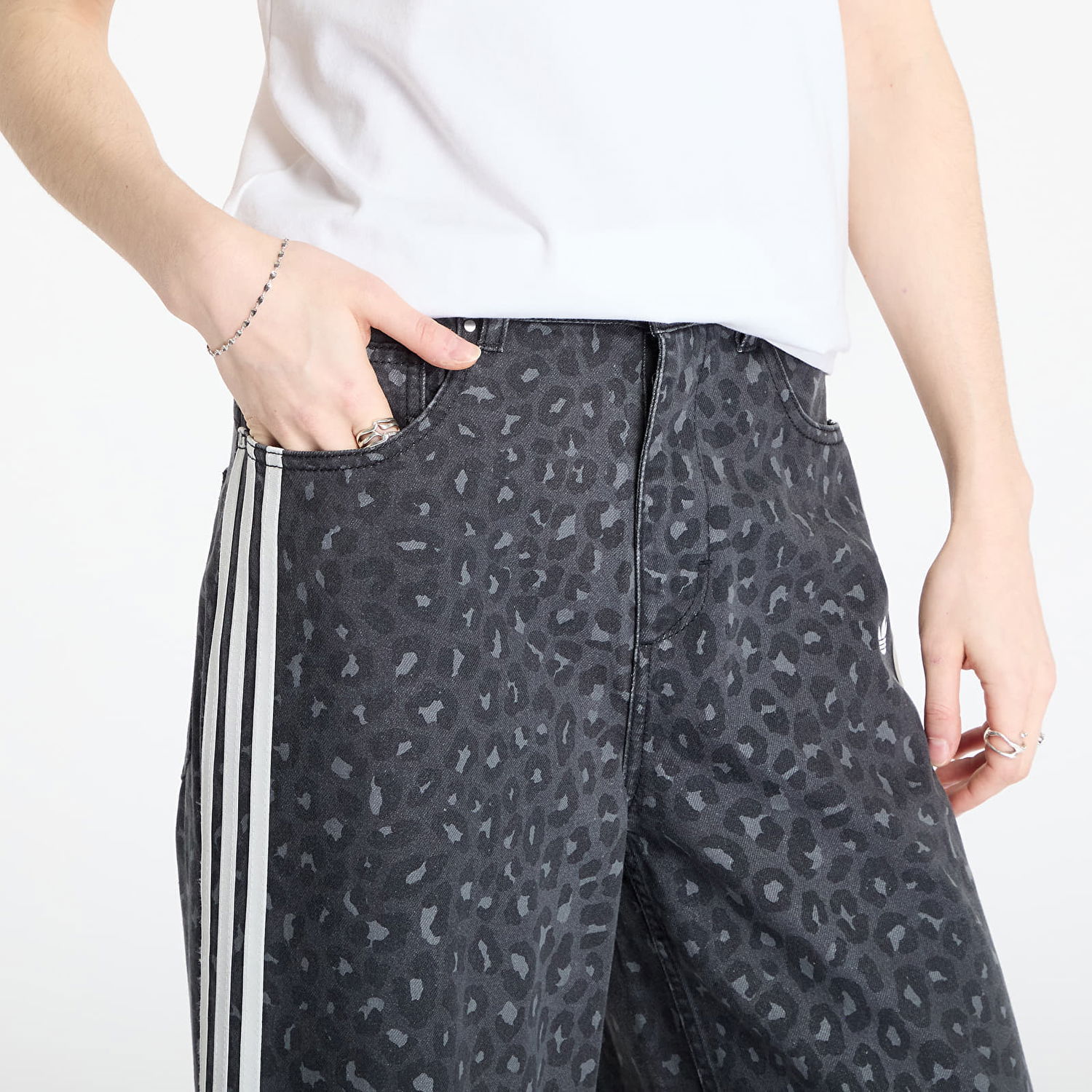 Džínsy adidas Originals adidas Originals Loose Leopard Print Pants Šedá | KA2679, 1