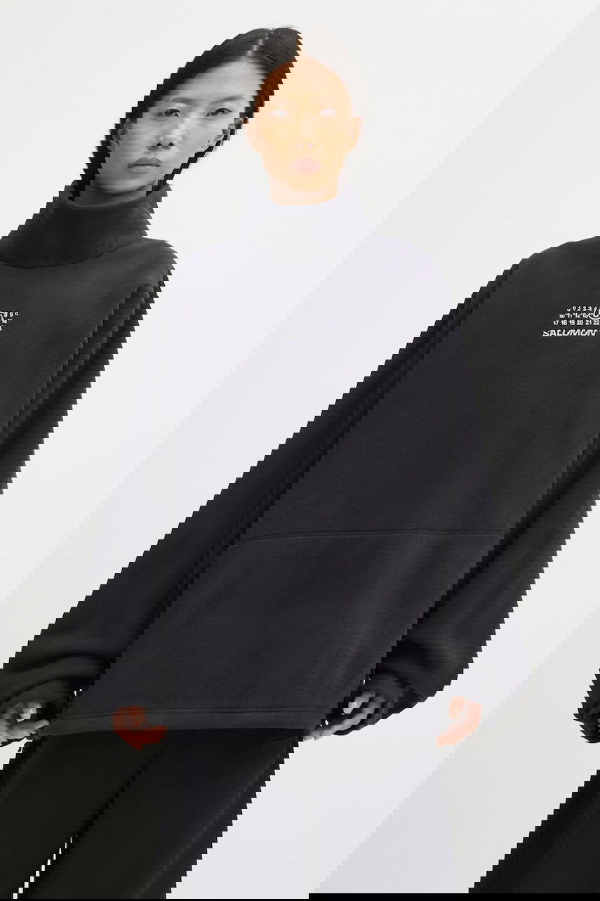 Mikina Maison Margiela MM6 Maison Margiela x Salomon Oversized High-Neck Fleece Sweatshirt Čierna | S52NH0035.M20140.899, 0