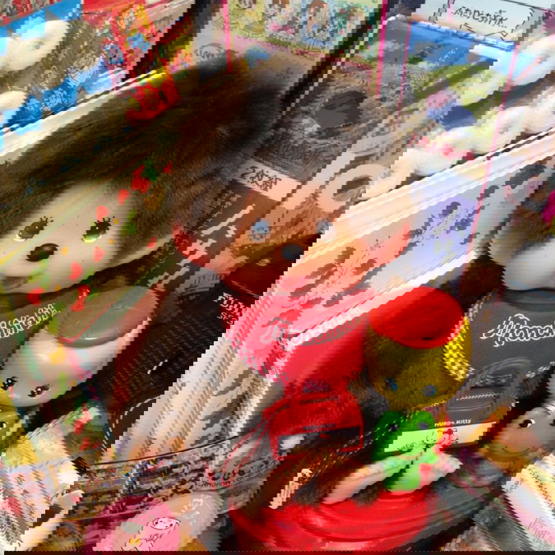 Čo je Monchichi? Najväčší módny doplnok roku 2025 vysvetlený